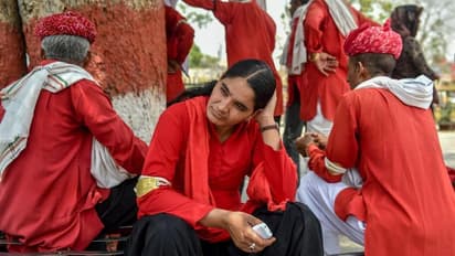 ಸಂಸಾರದ 'ಭಾರ' ಹೊರುತ್ತಿರುವ ಮೊದಲ ಮಹಿಳಾ ಕೂಲಿ