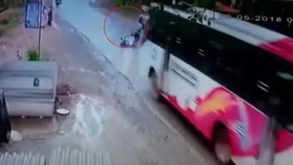 బస్సు కిందకి దూసుకెళ్లిన స్కూటర్ ... వైరల్ (వీడియో)