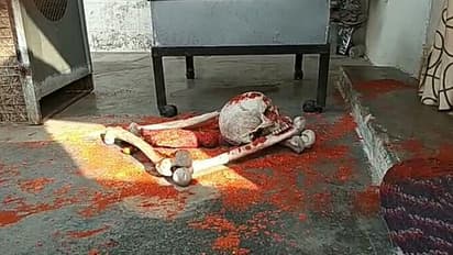 భయం భయం... పొద్దున లేచే సరికే ఇంటిముందు పుర్రె, ఎముకలు (వీడియో)