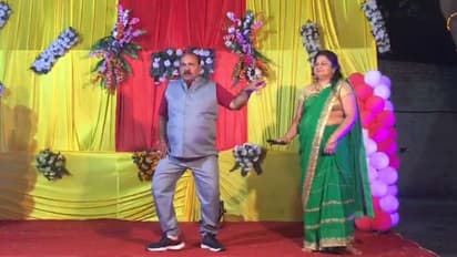 అంకుల్ డాన్స్ మూమెంట్స్ తో అదరగొట్టేశాడు (వీడియో)