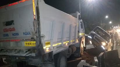 సికింద్రాబాద్ లో లారీ బీభత్సం : అదుపుతప్పి ఐదు కార్లను ఢీకొట్టిన లారీ