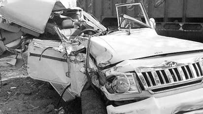 ఆసిఫాబాద్లో వంతెనపై నుండి బోల్తాపడిన బోలేరో: నలుగురి మృతి