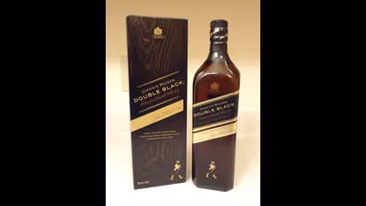 குடிமகன்களுக்கு மகிழ்ச்சியான செய்தி; ஜானிவாக்கர் விஸ்கி இனி பேப்பர் பாட்டில்களில் கிடைக்குமாம்.!