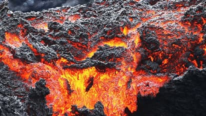 అగ్నిపర్వతం బద్దలై 25 మంది సజీవ దహనం, పలువురిగా గాయాలు