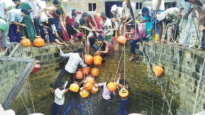 ನೀರಿಗಾಗಿ ಇಲ್ಲಿ ಗುದ್ದಾಡಬೇಕು! ಬಾವಿಗಳ ಬಳಿ ಜನರ ದಂಡು