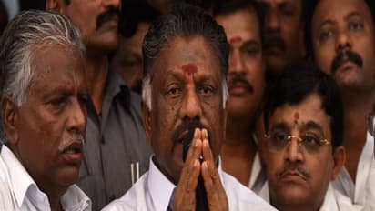 "ஆங்கில ஏகாதிபத்திய அரசை எதிர்த்த முதல் வீரர் தீரன் சின்னமலை" - ஒபிஎஸ் புகழாரம்