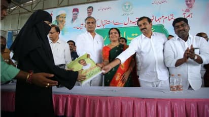 ముస్లింలకు దుస్తులు పంచిన మంత్రి హరీష్, డిప్యూటీ స్పీకర్