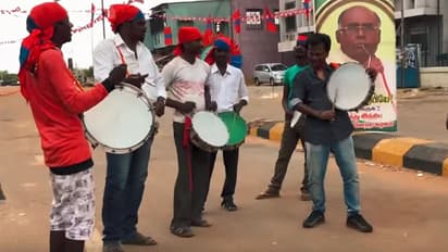 స్టార్ డైరెక్టర్ దరువు మాములుగా లేదుగా(వీడియో)