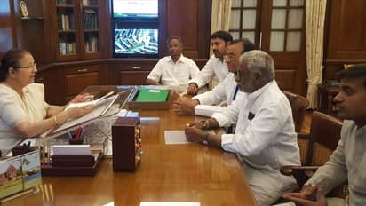 వైసీపీ ఎంపీల రాజీనామాలు మళ్లీ పెండింగ్లో పడతాయా..?