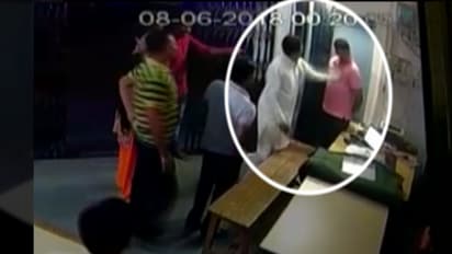 పోలీస్ స్టేషన్ లో కానిస్టేబుల్ ని కొట్టిన బీజేపీ ఎమ్మెల్యే