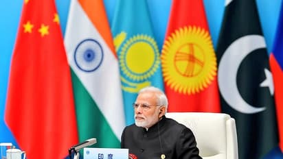 ಪಾಕ್ ಅಧ್ಯಕ್ಷರ ಕೈ ಕುಲುಕಿದ ಪ್ರಧಾನಿ ಮೋದಿ