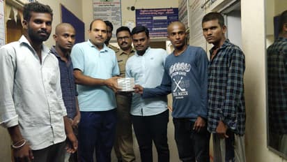 నిజాయితీ చాటిన సిద్ధిపేట యువకులు