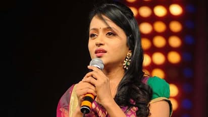 కేటీఆర్ తో భేటీ: అదేమిటో చెప్పనన్న యాంకర్ సుమ