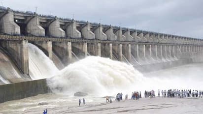 బాబ్లీ గేట్లు ఎత్తిన మహారాష్ట్ర.. గోదావరిలో జలకళ