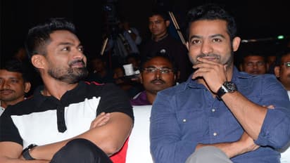 ‘‘తిత్లీ’’ తుఫాను బాధితులకు అన్నదమ్ముల సాయం