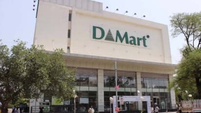 లాక్‌డౌన్ నిబంధనల ఉల్లంఘనలు: ఎల్బీనగర్ డీ మార్ట్ సీజ్