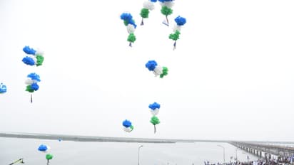 గోదావరి బ్రిడ్జి దాటిన వైఎస్ జగన్ (ఫోటో గ్యాలరీ)