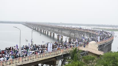 వైఎస్ఆర్ బాటలోనే జగన్, షర్మిల కూడ