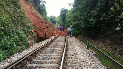 ಮಹಾಮಳೆಗೆ ಭೂಕುಸಿತ.. ಪ್ರಯಾಣಿಕರೆ ದಯವಿಟ್ಟು ಗಮನಿಸಿ..