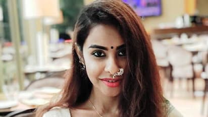 பாத்ரூமில் ஸ்ரீரெட்டி, ரெசார்ட்டில் அஞ்சலி: இன்டர்நெட்டை கதறவிடும் கோலிவுட் கிளிகள்.