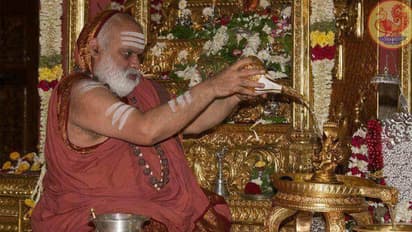 గుడిలో తీర్థ ప్రసాదాలు ఎలా తీసుకోవాలి?