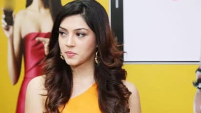 మెహ్రీన్ ని ఢీ కొట్టిన కారు!