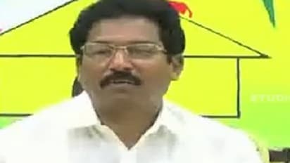 ఆఫీసులోనే సాక్షి పేపర్ తగులబెట్టిన టీడీపీ నేత, కలకలం