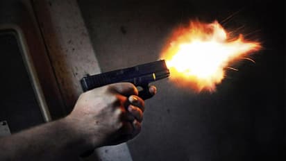 ఢిల్లీలో ఇద్దరు గ్యాంగ్స్టర్ల మధ్య ఎదురుకాల్పులు.. పరుగులు తీసిన జనాలు