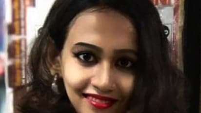 లింగమార్పిడి శస్త్రచికిత్సతో యువతి అవతారం: ఆ ప్రశ్నలతో టీచర్కు వేధింపులు