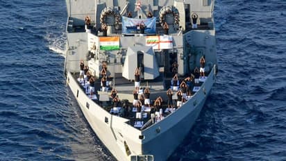 ಸಮುದ್ರದ ಮಧ್ಯೆ ಯುದ್ಧ ನೌಕೆಯಲ್ಲಿ ಯೋಗ ಮಾಡಿದ ನೌಕಾಪಡೆ!