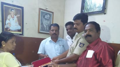 ಹುಬ್ಬಳ್ಳಿ ಸಾರಿಗೆ ನಿಯಂತ್ರಣಾಧಿಕಾರಿ ಪ್ರಾಮಾಣಿಕತೆಗೆ ಭೇಷ್ ಎಂದ ಜನ..!