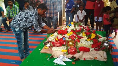 ಈತನ ಶ್ವಾನ ಪ್ರೀತಿಗೆ ಸಲಾಂ: ಮೃತಪಟ್ಟ ನಾಯಿಗೆ ಅಂತಿಮ ವಿಧಿವಿಧಾನ..!