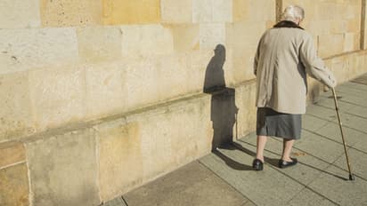 ఫేస్బుక్ లవ్: ప్రియుడి కోసం అమెరికా నుంచి వచ్చిన బామ్మ!