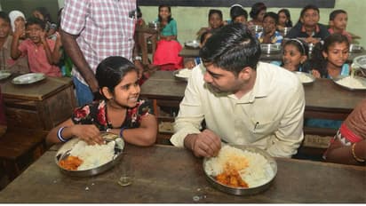 ಸರ್ಕಾರಿ ಶಾಲೆಯಲ್ಲಿ ಮಕ್ಕಳೊಂದಿಗೆ ಉಪಹಾರ ಸೇವಿಸಿದ ಜಿಲ್ಲಾಧಿಕಾರಿ