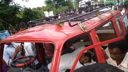 ನಂಜನಗೂಡು ಬಳಿ ಶಾಲಾ ವಾಹನ ಪಲ್ಟಿ; ಚಾಲಕ ಸ್ಥಳದಲ್ಲೇ ಸಾವು