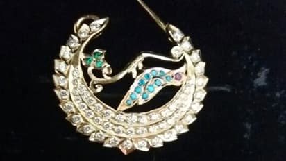 కనకదుర్గ అమ్మవారికి ముక్కుపుడకను సమర్పించిన తెలంగాణ సీఎం కేసీఆర్