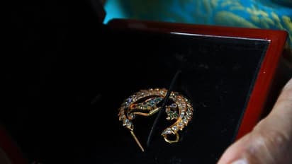 ಕನಕ ದೇವಿಗೆ ಸಿಎಂ ಮೂಗುತಿ: ಜನರಿಂದ ಮಂಗಳಾರತಿ!