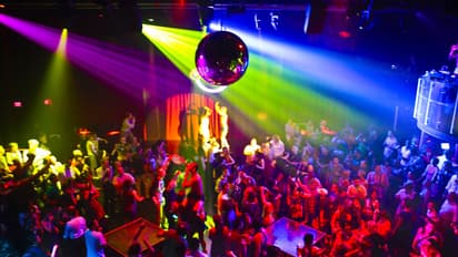 డబ్బు కోసమా.. పాత గొడవలా.. పబ్లో కిడ్నాప్