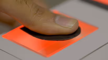 అమ్మఒడి సొమ్ము రావడం లేదని వెళ్తే.. వేలిముద్ర వేసుకొని డబ్బులు కాజేసిన వాలంటీర్..