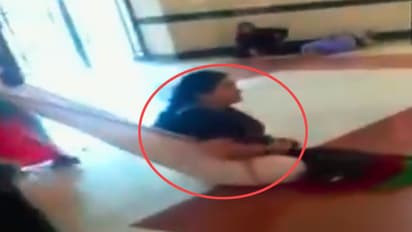 రోగికి స్ట్రెచర్ ఇవ్వని సిబ్బంది.. దుప్పటితో వార్డులోకి లాక్కెళ్లిన బంధువులు