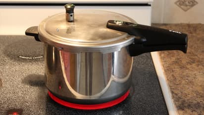 కత్తెర, కుక్కర్, సిలిండర్ లతో భార్యను చంపి.. పీఎస్ లో లొంగిపోయిన భర్త...!