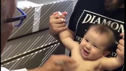 ಇಂಜೆಕ್ಷನ್ ಕೊಟ್ಟಿದ್ದು ಮಗುವಿಗೆ ಗೊತ್ತಾಗದಂತೆ ಈ ಡಾಕ್ಟ್ರು ಮಾಡಿದ ಟ್ರಿಕ್ ನೋಡಿ...