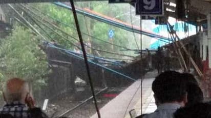 ముంబైలో కుప్పకూలిన రైల్వే బ్రిడ్జి, నిలిచిపోయిన రైళ్ల రాకపోకలు