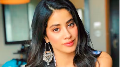 నీలో శ్రీదేవిని చూస్తున్నాం.. జాన్వీపై నెటిజన్ల కామెంట్