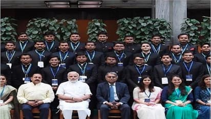 ಐಎಎಸ್ ಟಾಪರ್ ಟಿನಾರಿಂದ ಮೋದಿ ಪ್ರಶಂಸೆ: ಏನೆಲ್ಲಾ ಪ್ರತಿಕ್ರಿಯೆ ಸಿಕ್ತು?