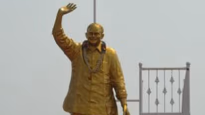 శ్రీకాకుళంలో వైఎస్ విగ్రహం ధ్వంసం, ఉద్రిక్తత