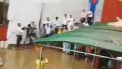 అసెంబ్లీ వాయిదా: డ్రైనేజీలో బీరు సీసాలు, విపక్షాల ఆగ్రహం