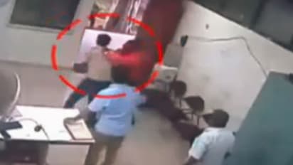 నో పార్కింగ్లో కారు.. వద్దన్న సెక్యూూరిటీ గార్డ్ని చితకబాదిన జేఎన్టీయూ ప్రొఫెసర్