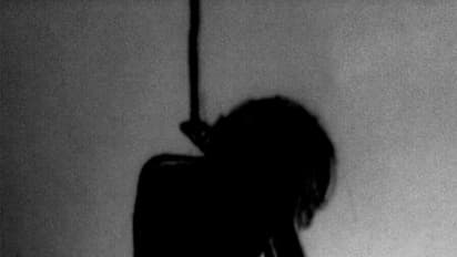 టీచర్ మోసం.. ప్రేమిస్తున్నానని యువకుడి వేధింపులు.. తట్టుకోలేక విద్యార్ధిని ఆత్మహత్య