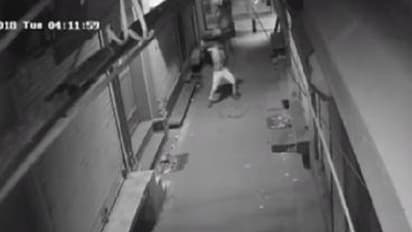 ಬಾಗಿಲು ಮುರಿಯುವ ಮುನ್ನ ಕಳ್ಳನ ಸಖತ್ ಸ್ಟೆಪ್ಸ್: ವೈರಲ್ ವಿಡಿಯೋ